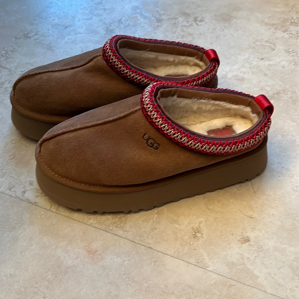 UGG Tazz slipper size 8. New, never worn